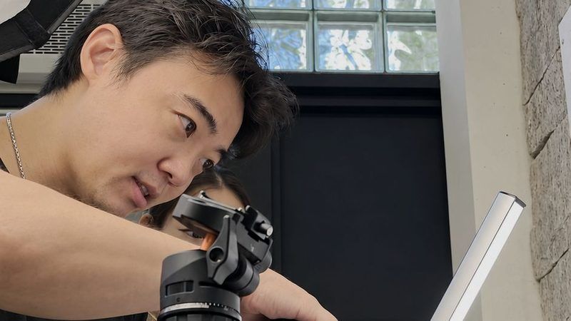 Rafael ajustando a câmera durante uma gravação